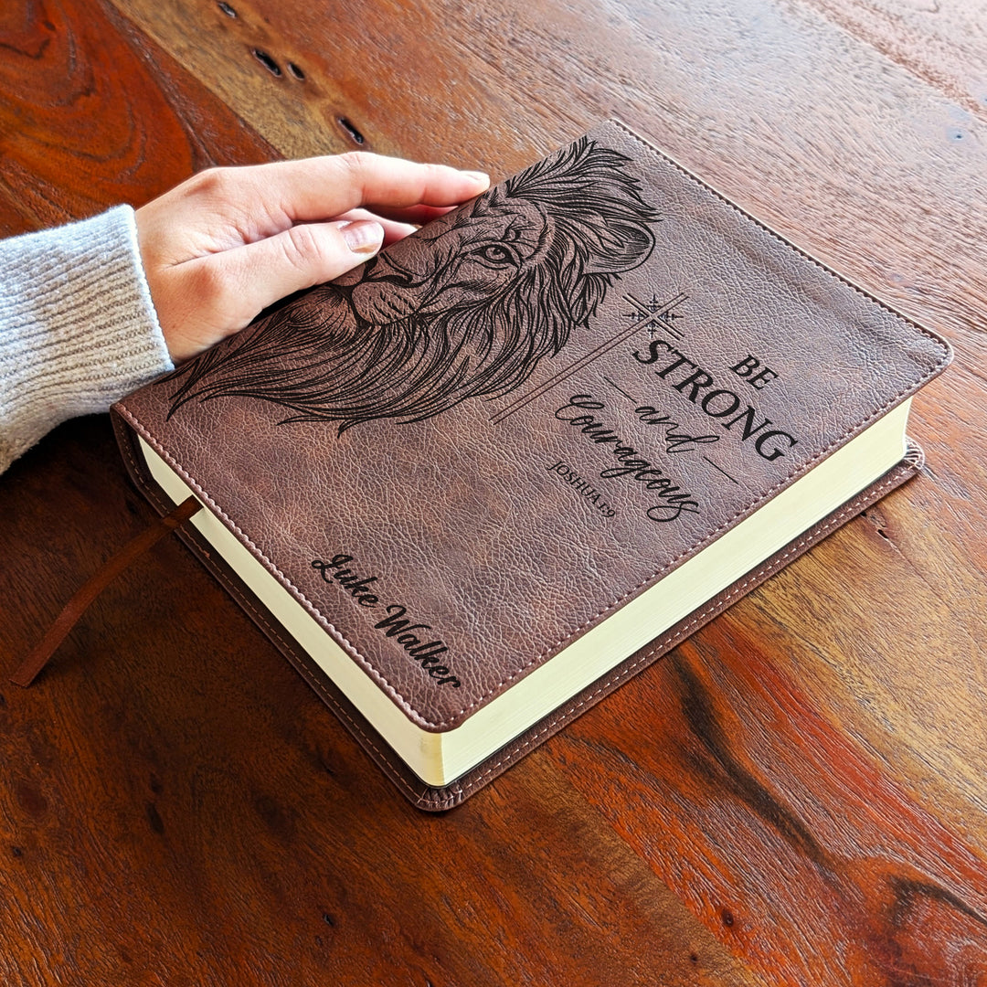 Biblia Personalizada NVI Journal the Word – Cruz Marrón | Peonía