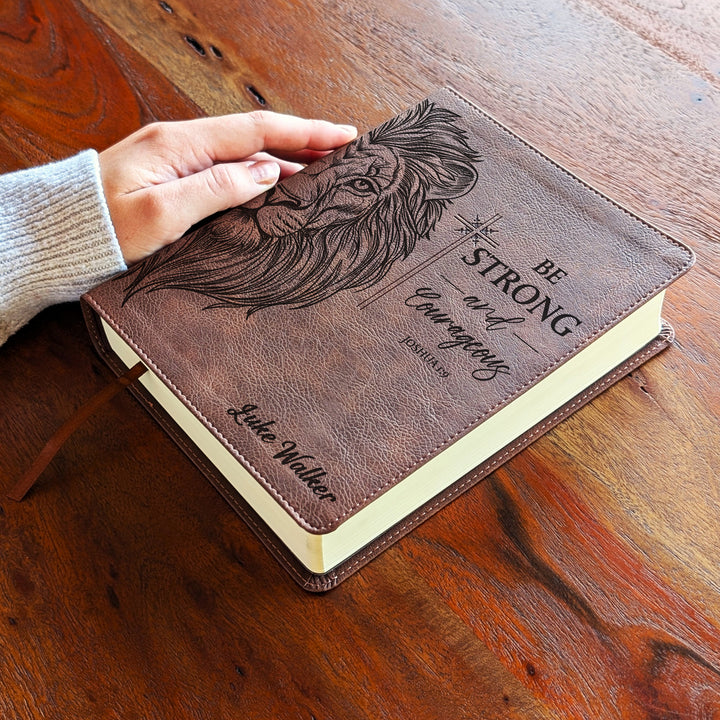 Biblia Personalizada NVI Journal the Word – Cruz Marrón | Peonía