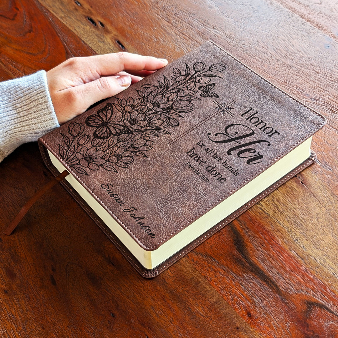 Biblia Personalizada NVI Journal the Word – Cruz Marrón | Peonía