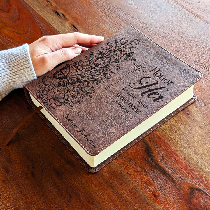 Biblia Personalizada NVI Journal the Word – Cruz Marrón | Peonía