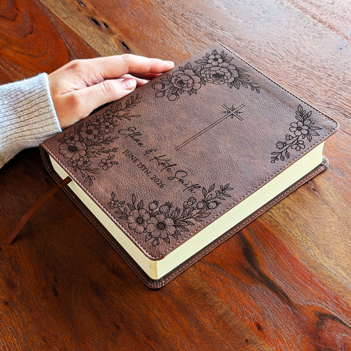 Biblia Personalizada NVI Journal the Word – Cruz Marrón | Peonía