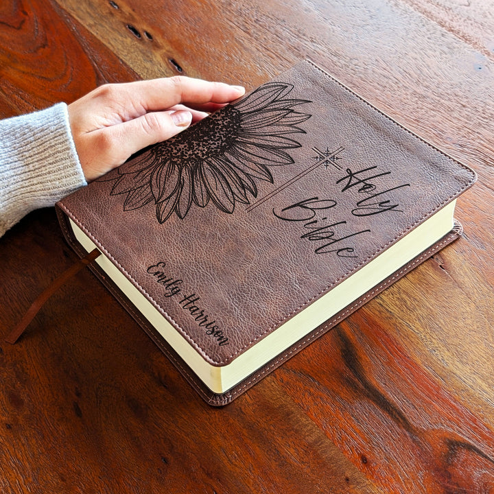 Biblia Personalizada NVI Journal the Word – Cruz Marrón | Peonía