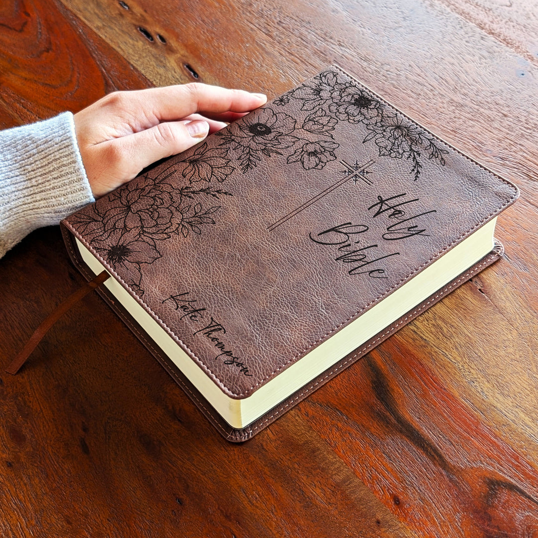 Biblia Personalizada NVI Journal the Word – Cruz Marrón | Peonía