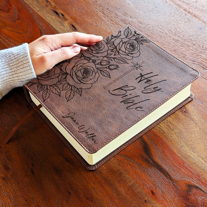 Biblia Personalizada NVI Journal the Word – Cruz Marrón | Peonía