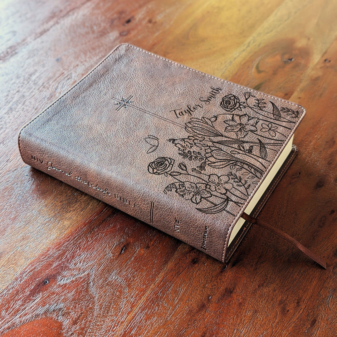 Biblia Personalizada NVI Journal the Word – Cruz Marrón | Peonía