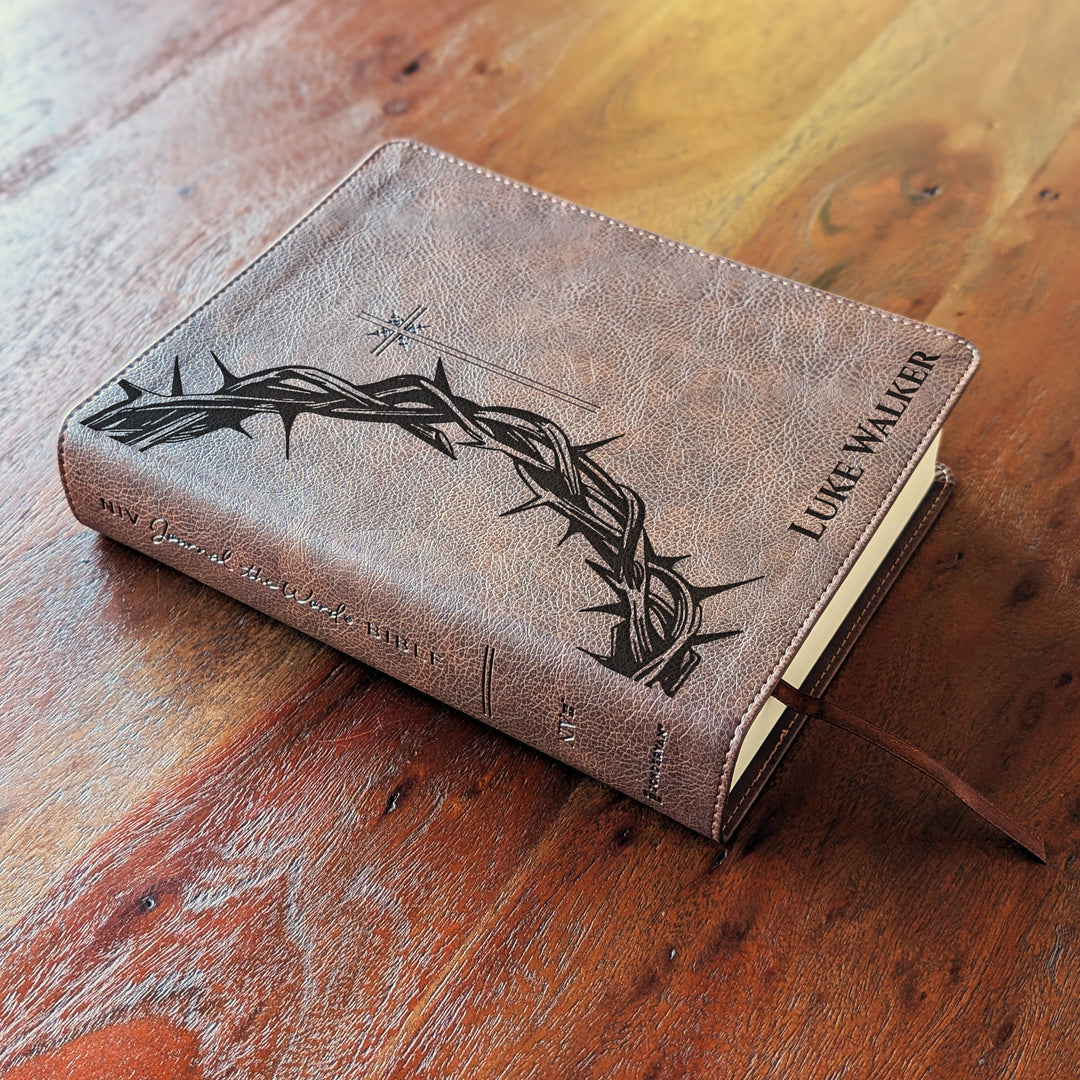 Biblia Personalizada NVI Journal the Word – Cruz Marrón | Peonía