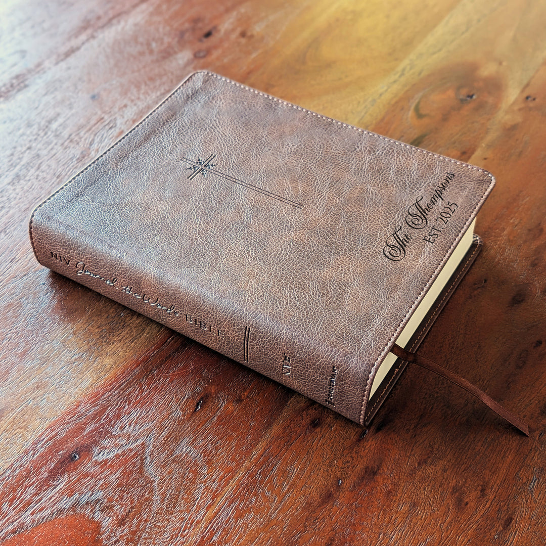 Biblia Personalizada NVI Journal the Word – Cruz Marrón | Peonía