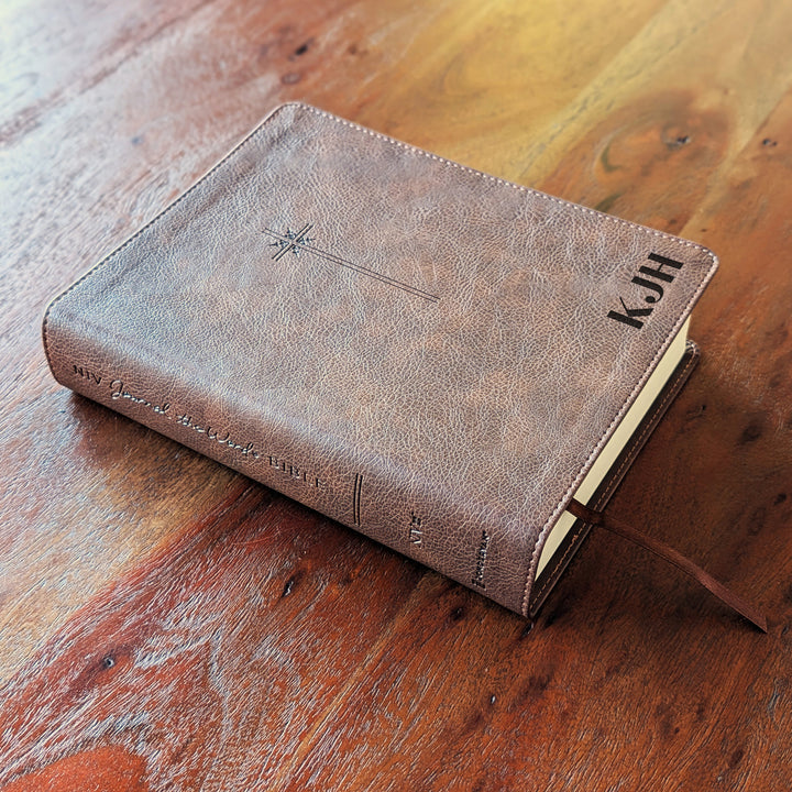 Biblia Personalizada NVI Journal the Word – Cruz Marrón | Peonía