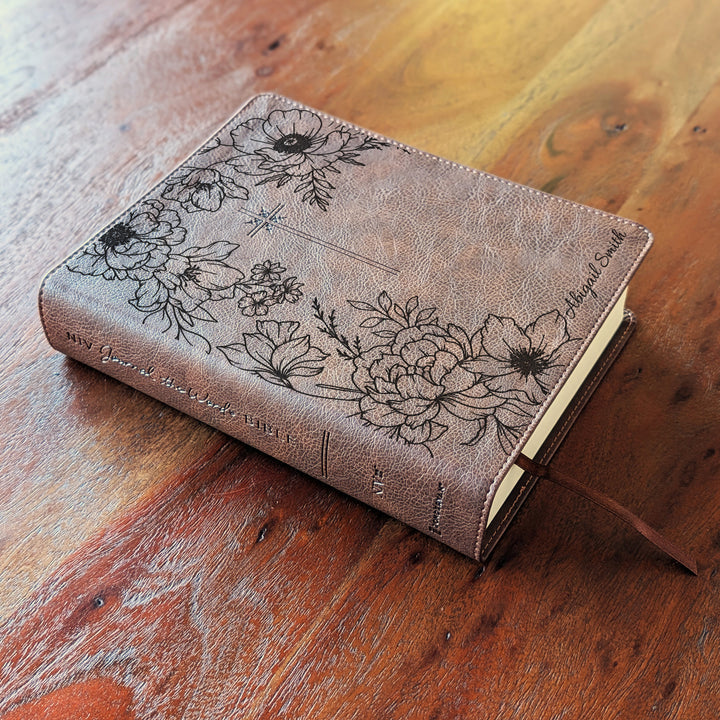 Biblia Personalizada NVI Journal the Word – Cruz Marrón | Peonía
