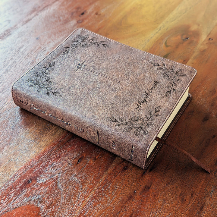 Biblia Personalizada NVI Journal the Word – Cruz Marrón | Peonía