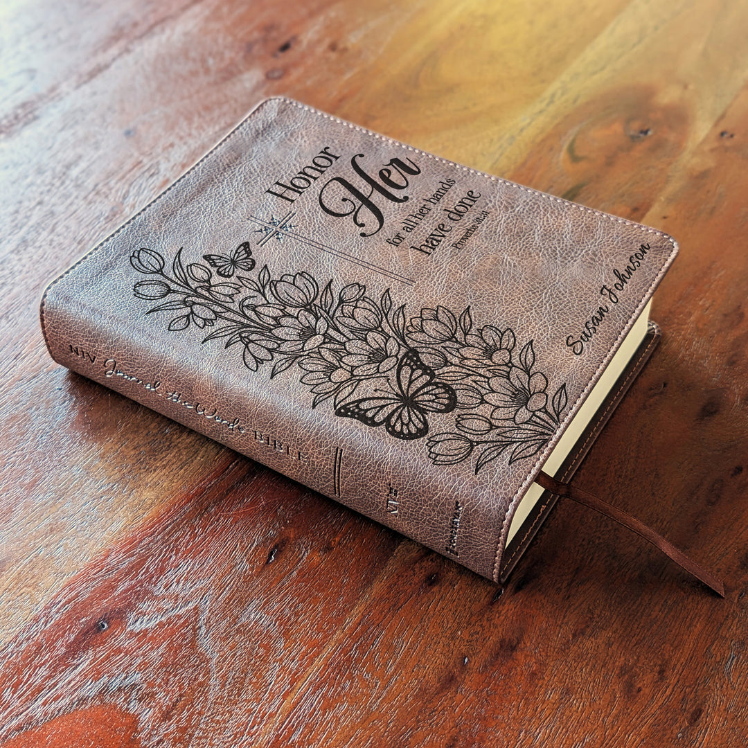Biblia Personalizada NVI Journal the Word – Cruz Marrón | Peonía