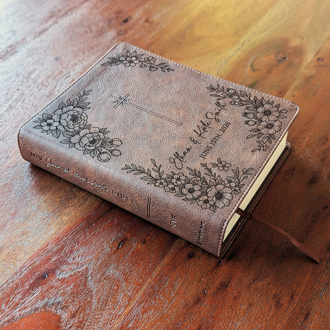 Biblia Personalizada NVI Journal the Word – Cruz Marrón | Peonía