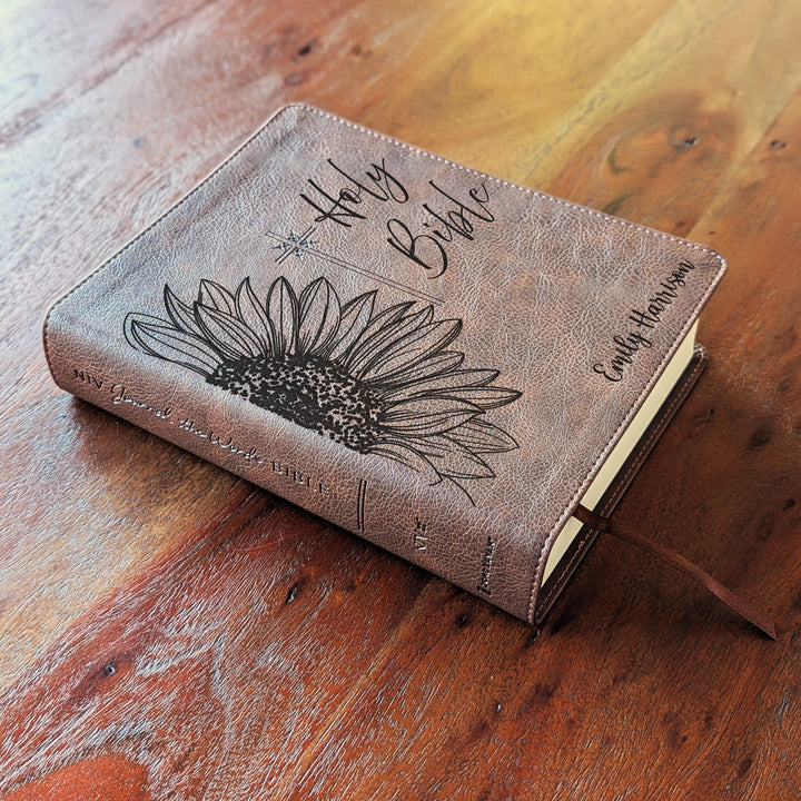 Biblia Personalizada NVI Journal the Word – Cruz Marrón | Peonía