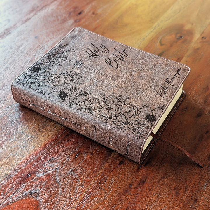 Biblia Personalizada NVI Journal the Word – Cruz Marrón | Peonía