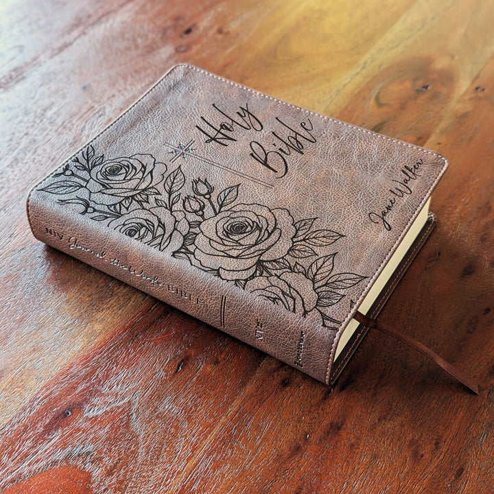Biblia Personalizada NVI Journal the Word – Cruz Marrón | Peonía