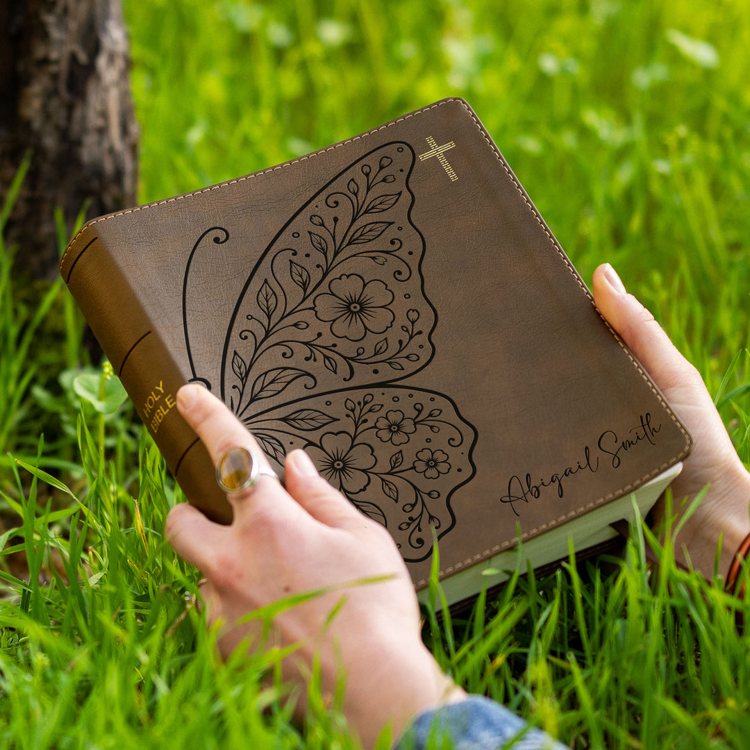 Biblia Diario la Palabra NVI Personalizada – Columna doble marrón | Mariposa Grande