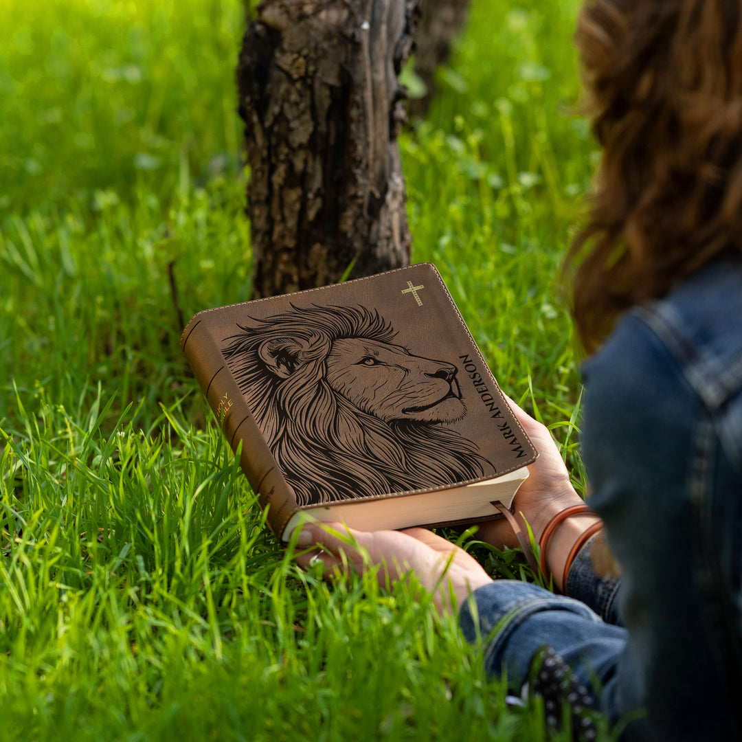 Biblia NVI Journal the Word personalizada – Doble columna marrón | Perfil de león