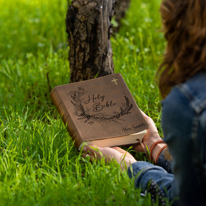 Biblia NVI Journal the Word personalizada – Columna doble marrón | Santa Biblia con guirnalda