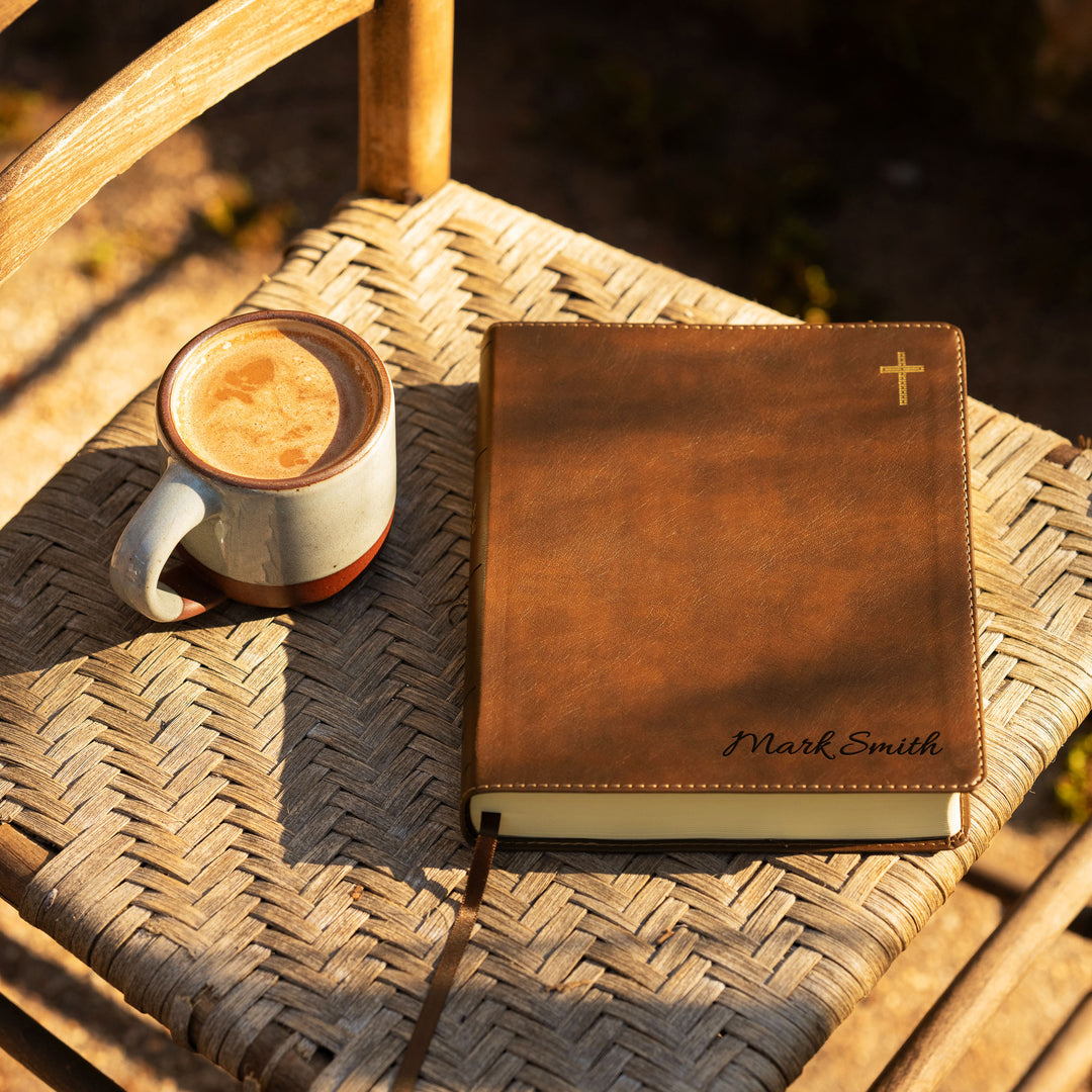 Biblia Personalizada NVI Journal the Word – Columna doble Marrón | Nombre Grabado