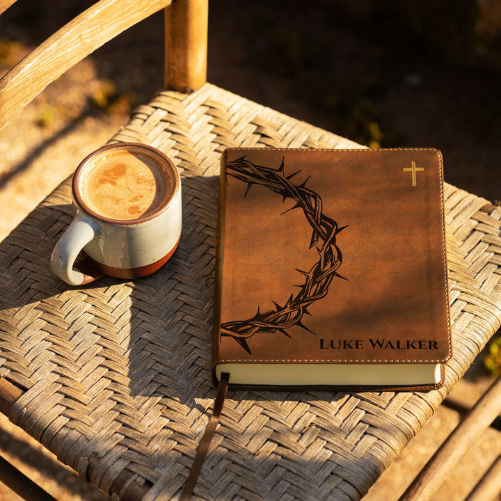 Biblia Personalizada NVI Journal the Word – Columna Doble Marrón | Corona de Espinas