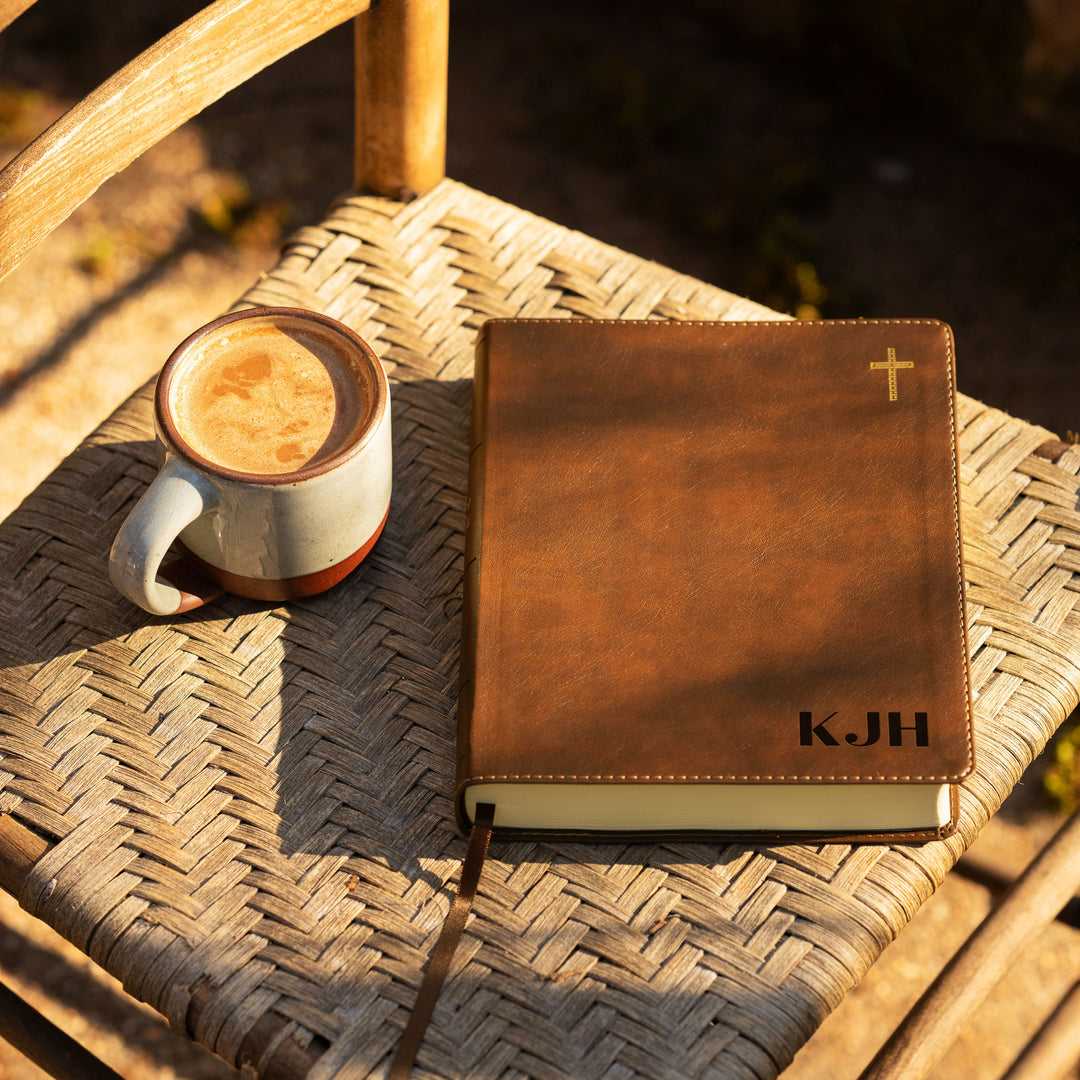 Biblia NIV Journal the Word personalizada – Doble columna marrón | Iniciales abajo a la derecha