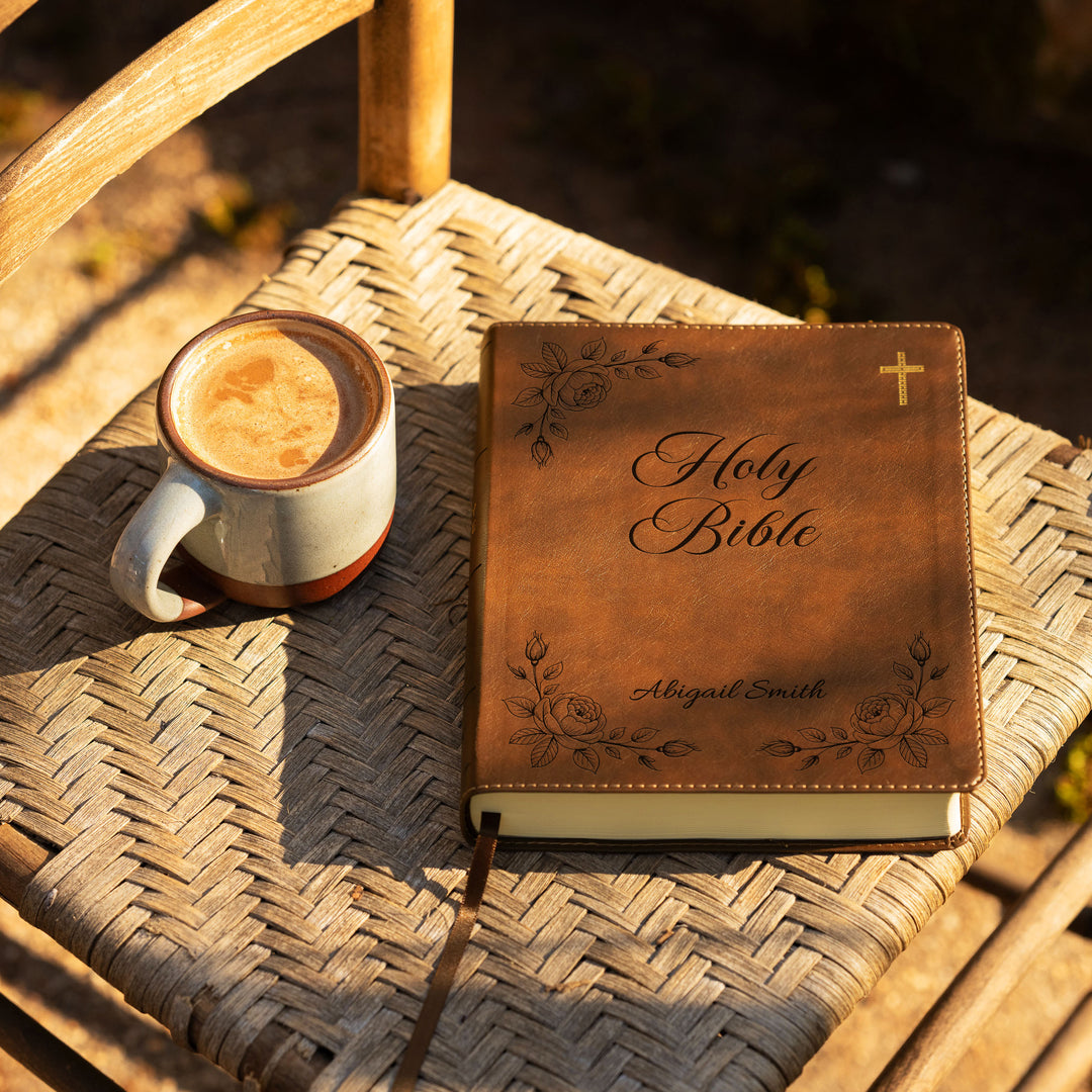 Biblia NVI Journal the Word personalizada – Doble columna, marrón | Esquinas con rosas