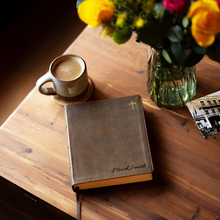 Biblia Personalizada NVI Journal the Word – Columna doble Marrón | Nombre Grabado