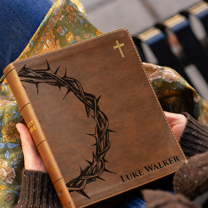 Biblia Personalizada NVI Journal the Word – Columna Doble Marrón | Corona de Espinas