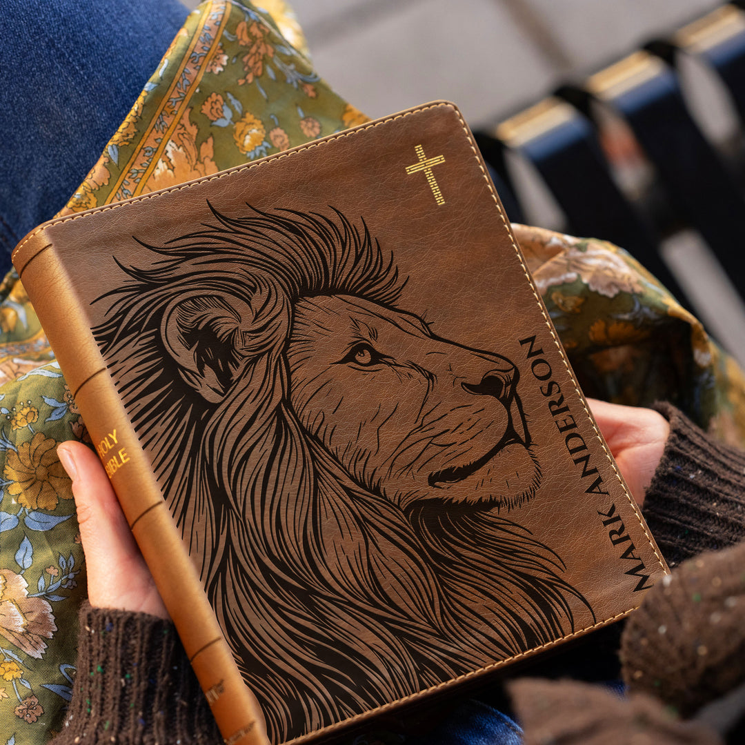 Biblia NVI Journal the Word personalizada – Doble columna marrón | Perfil de león