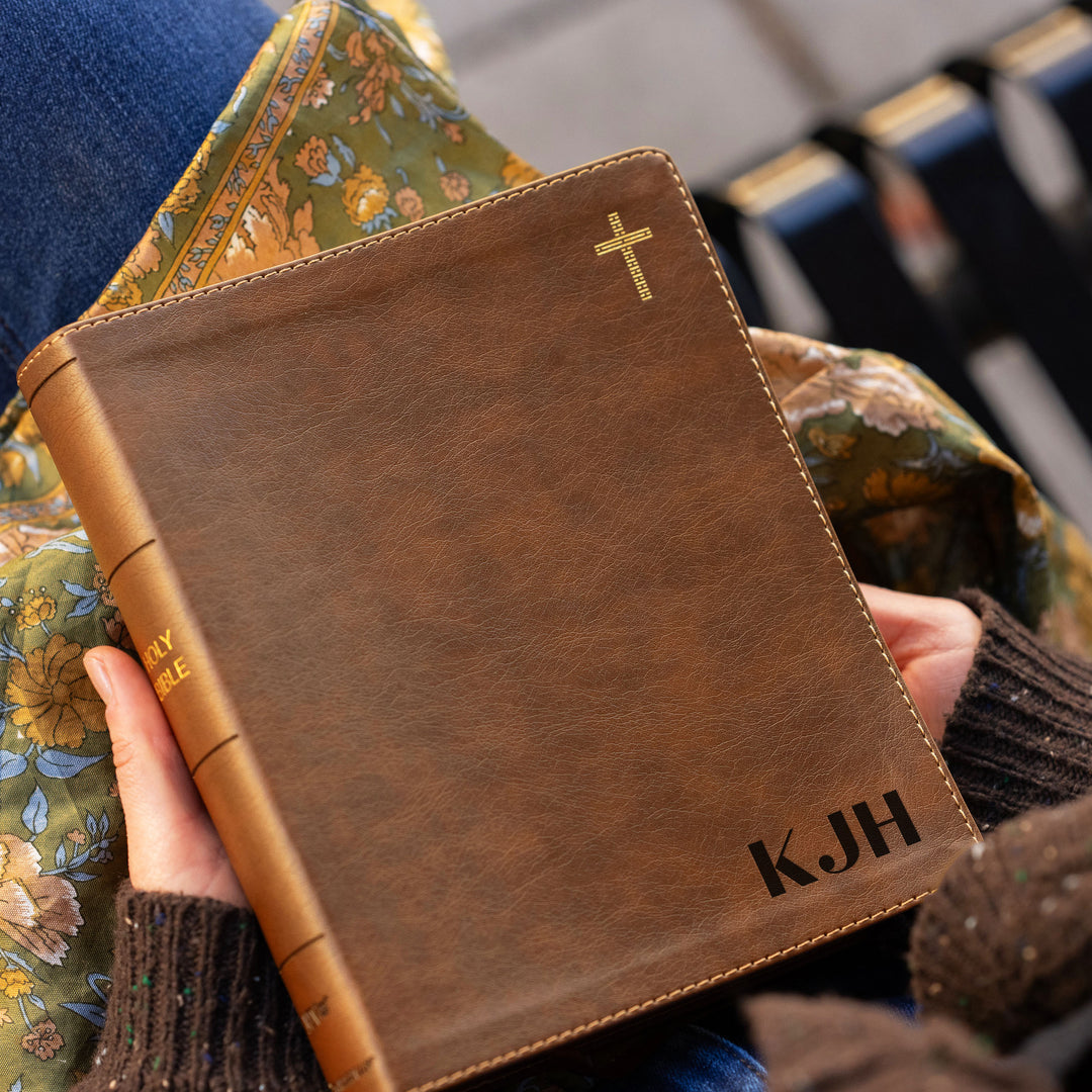 Biblia NIV Journal the Word personalizada – Doble columna marrón | Iniciales abajo a la derecha