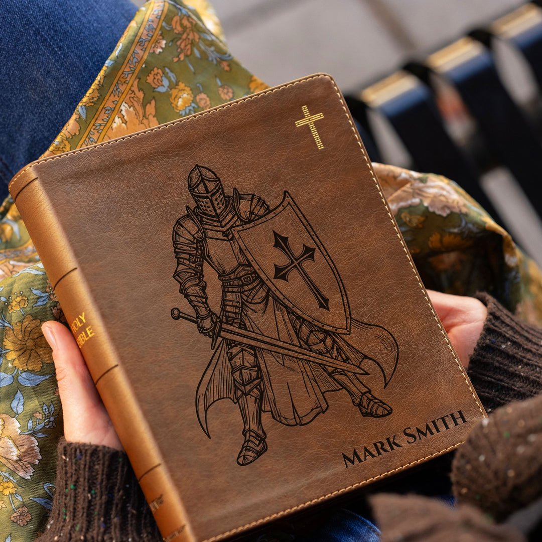 Biblia Diario del Verbo NVI Personalizada – Columna Doble Marrón | Caballero Solitario