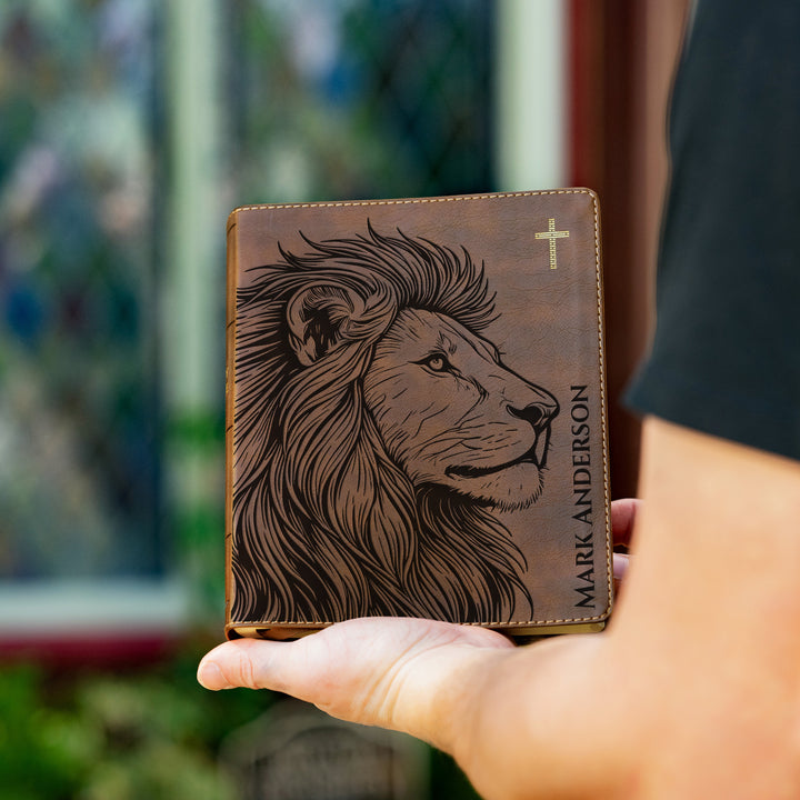 Biblia NVI Journal the Word personalizada – Doble columna marrón | Perfil de león