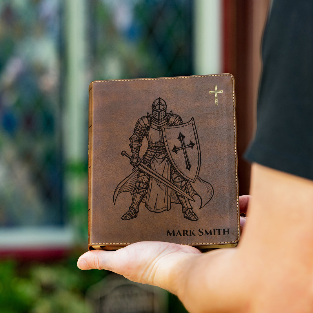 Biblia Diario del Verbo NVI Personalizada – Columna Doble Marrón | Caballero Solitario