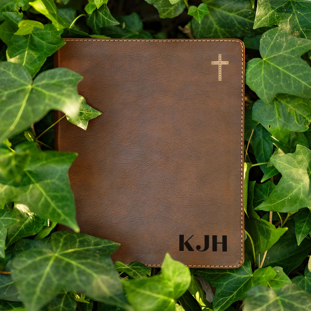 Biblia NIV Journal the Word personalizada – Doble columna marrón | Iniciales abajo a la derecha