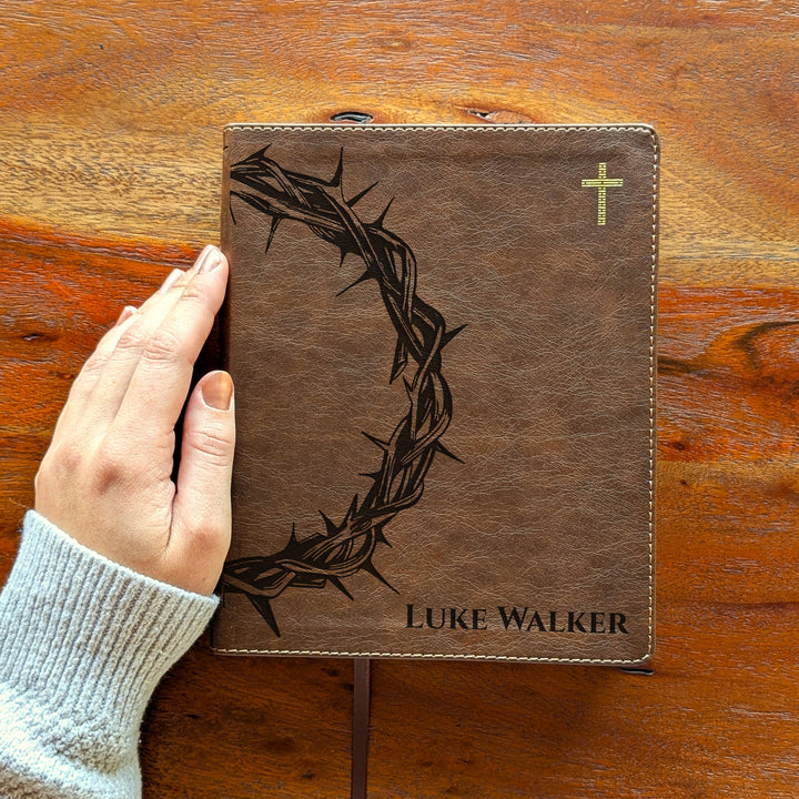 Biblia Personalizada NVI Journal the Word – Columna Doble Marrón | Corona de Espinas