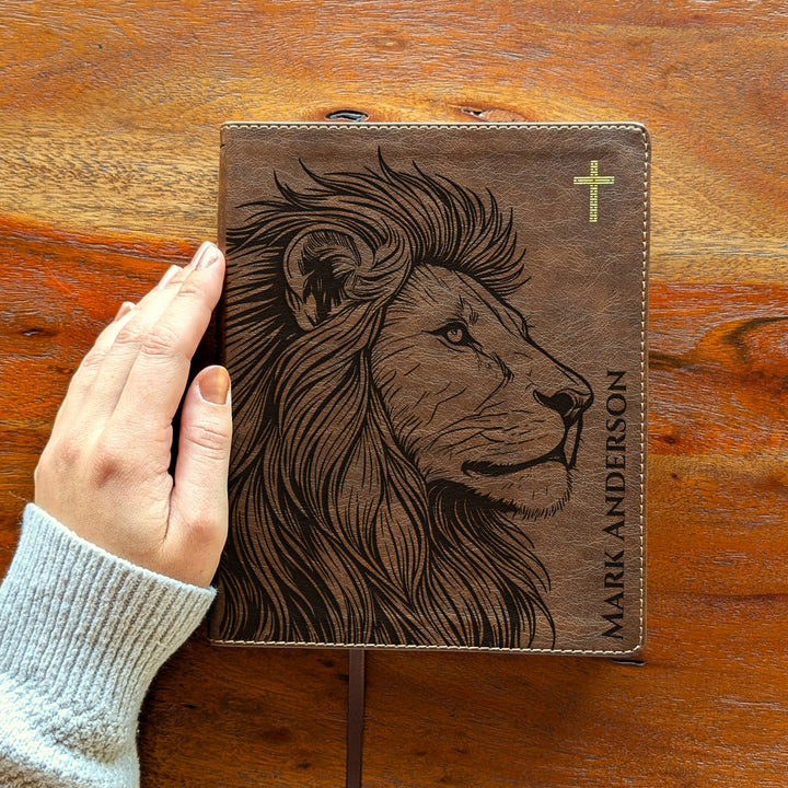 Biblia NVI Journal the Word personalizada – Doble columna marrón | Perfil de león
