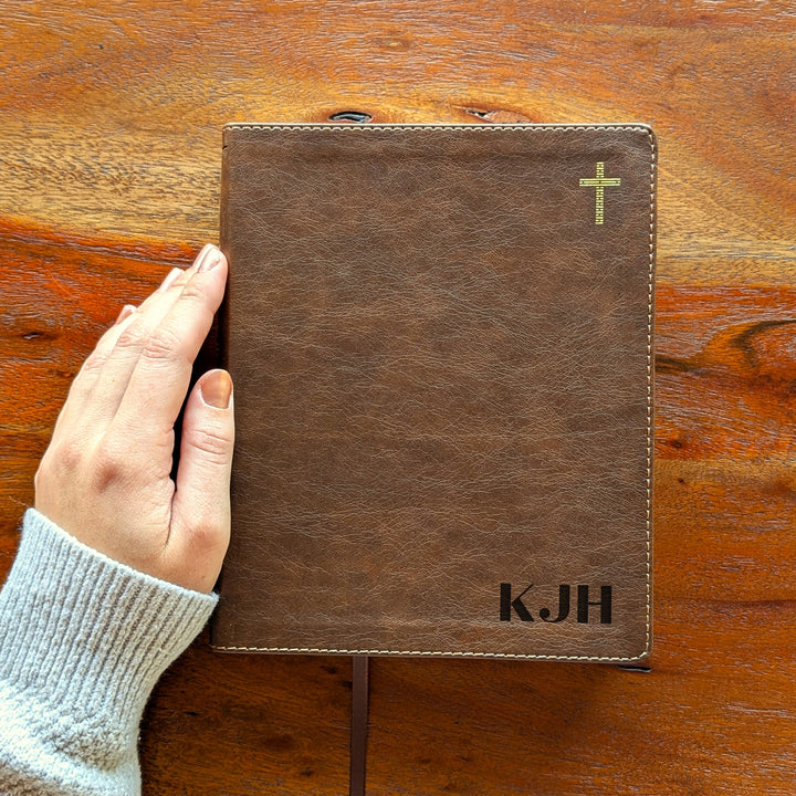 Biblia NIV Journal the Word personalizada – Doble columna marrón | Iniciales abajo a la derecha
