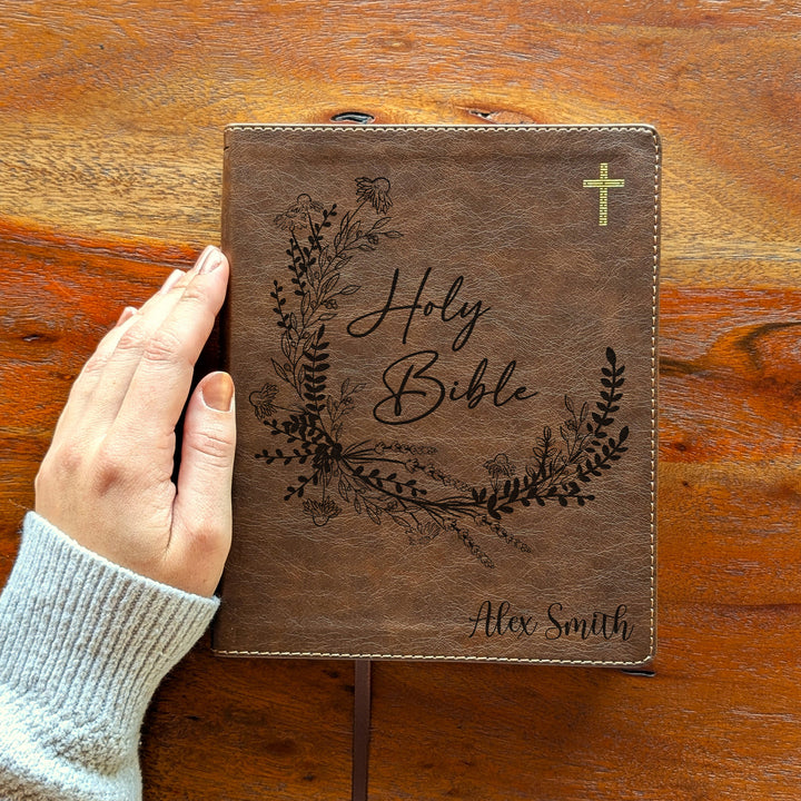 Biblia NVI Journal the Word personalizada – Columna doble marrón | Santa Biblia con guirnalda