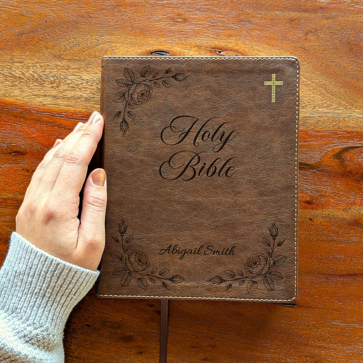 Biblia NVI Journal the Word personalizada – Doble columna, marrón | Esquinas con rosas