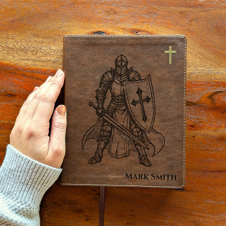 Biblia Diario del Verbo NVI Personalizada – Columna Doble Marrón | Caballero Solitario