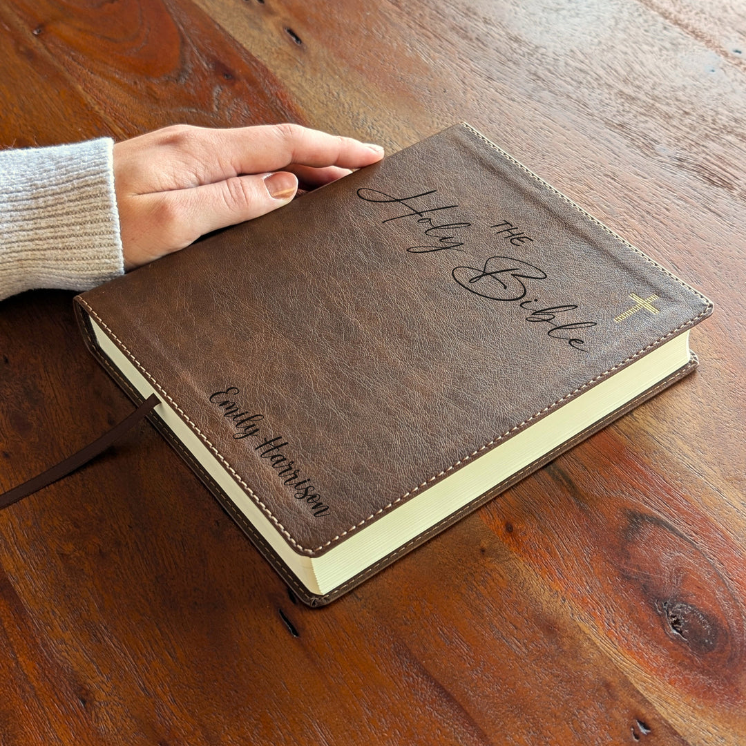Biblia Diario La Palabra NVI Personalizada – Columna Doble Marrón | Nombre de la Santa Biblia