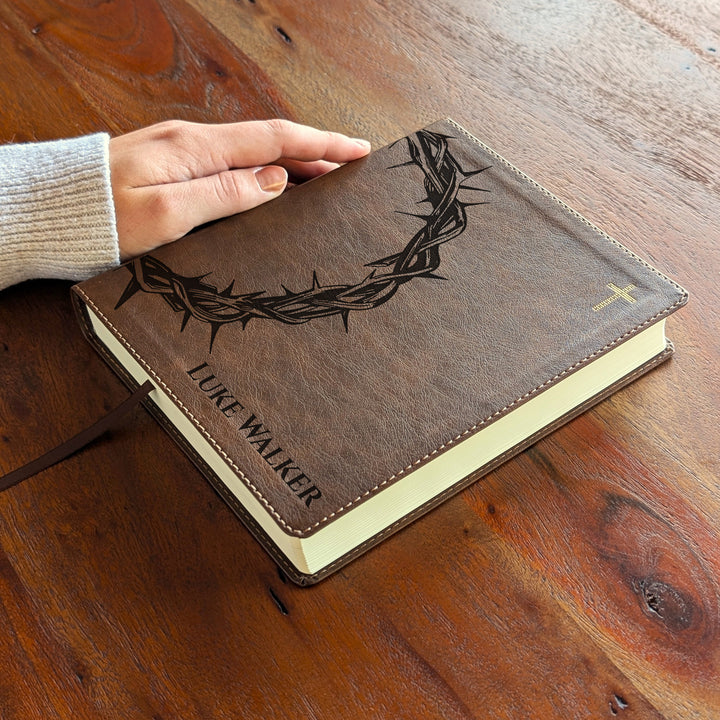 Biblia Personalizada NVI Journal the Word – Columna Doble Marrón | Corona de Espinas