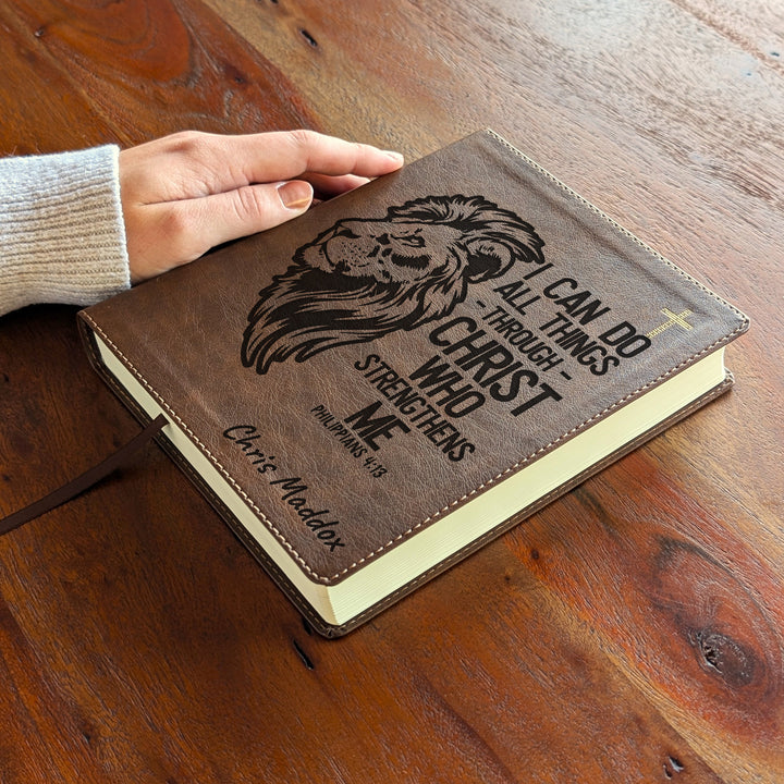 Biblia NVI Journal the Word personalizada – Columna doble marrón | León de la fuerza
