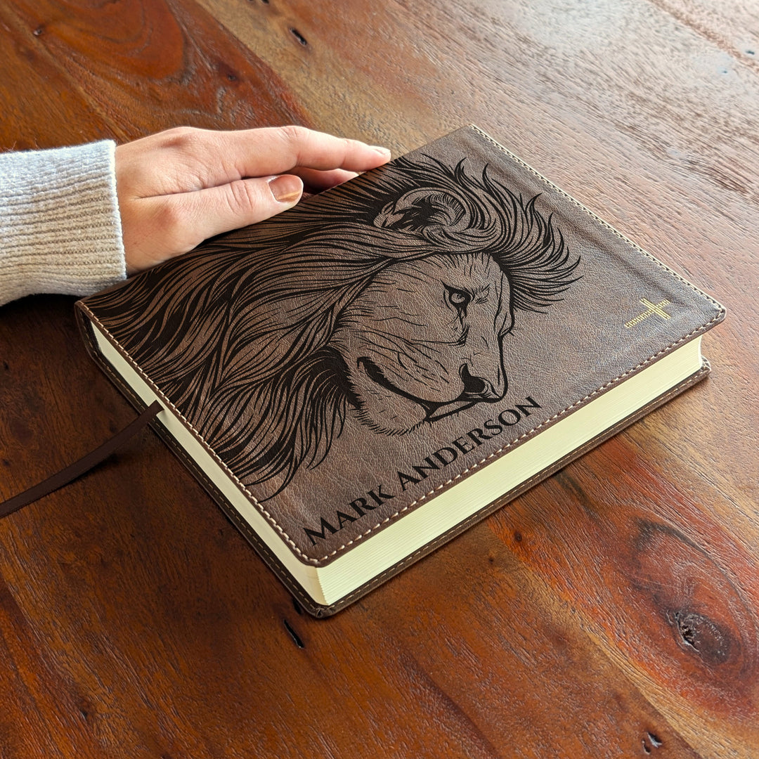 Biblia NVI Journal the Word personalizada – Doble columna marrón | Perfil de león