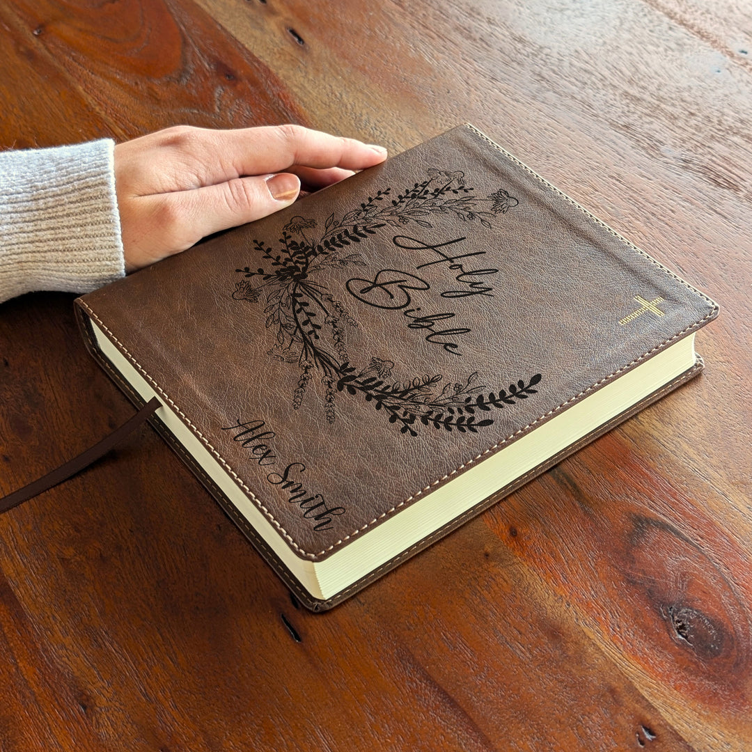 Biblia NVI Journal the Word personalizada – Columna doble marrón | Santa Biblia con guirnalda