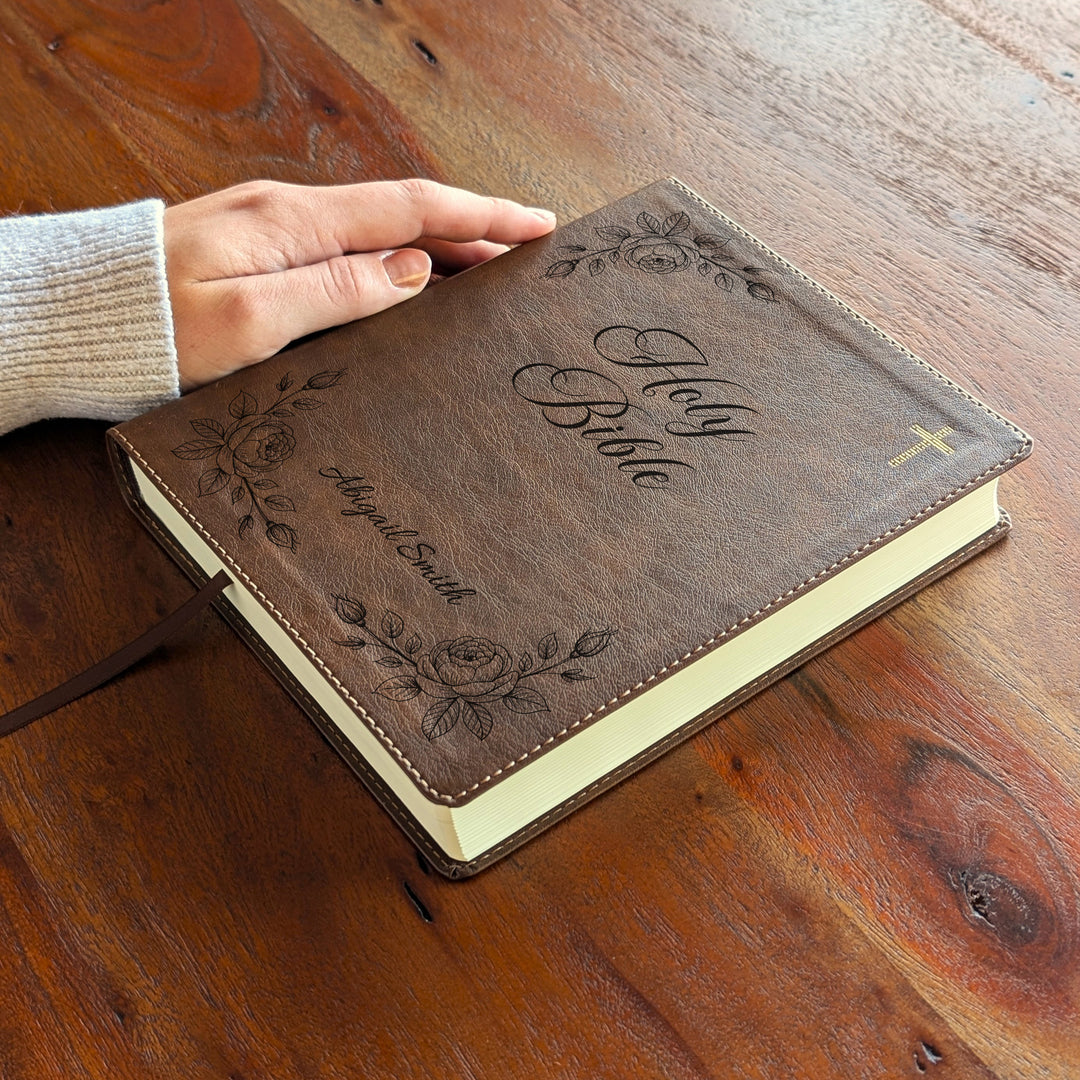 Biblia NVI Journal the Word personalizada – Doble columna, marrón | Esquinas con rosas