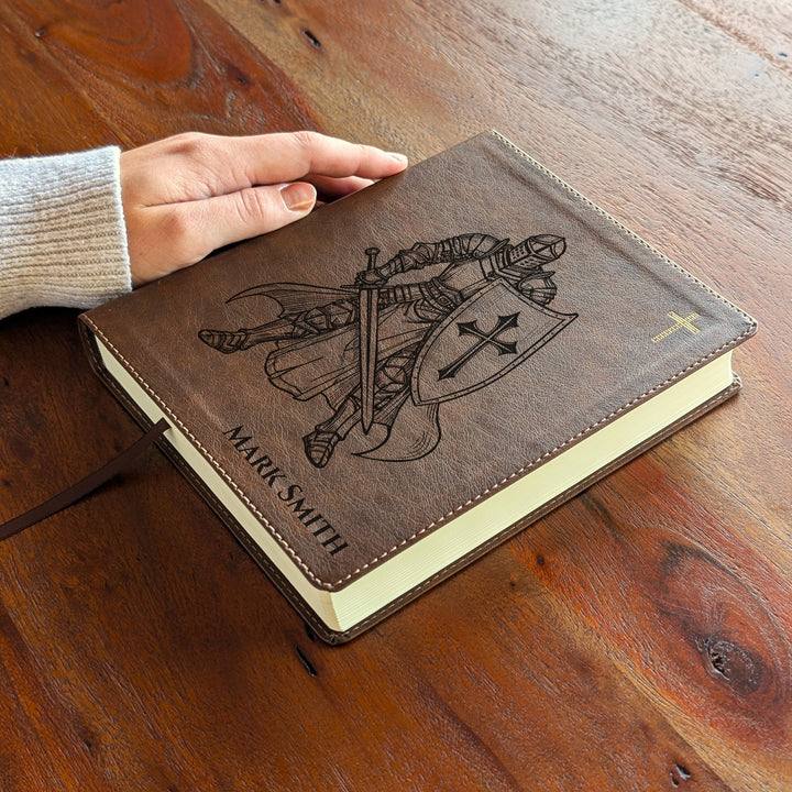 Biblia Diario del Verbo NVI Personalizada – Columna Doble Marrón | Caballero Solitario