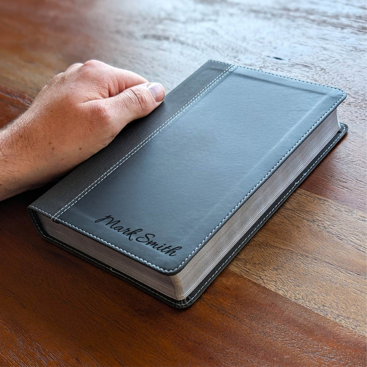 Biblia NVI tamaño personal personalizada – Letra grande, marrón | Hombre de fe