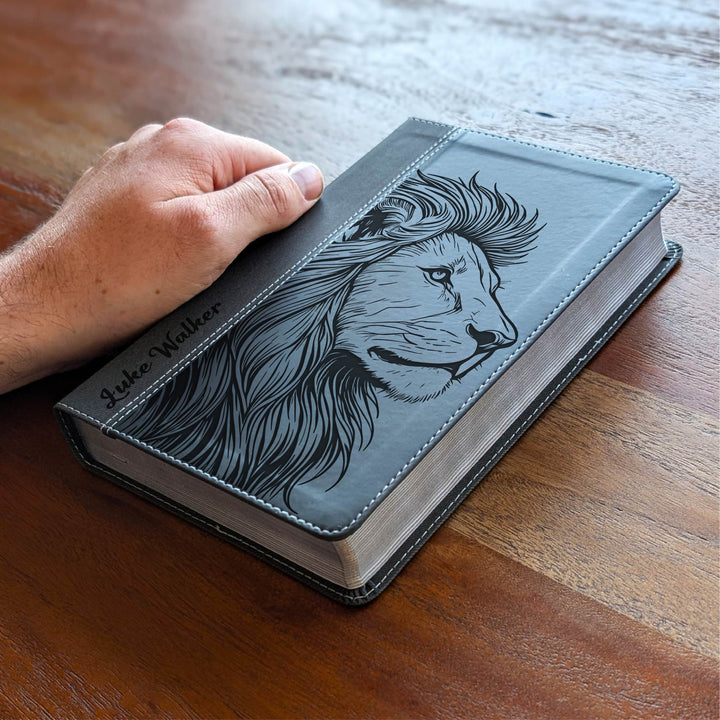 Biblia NVI tamaño personal personalizada – Letra grande, marrón | Hombre de fe