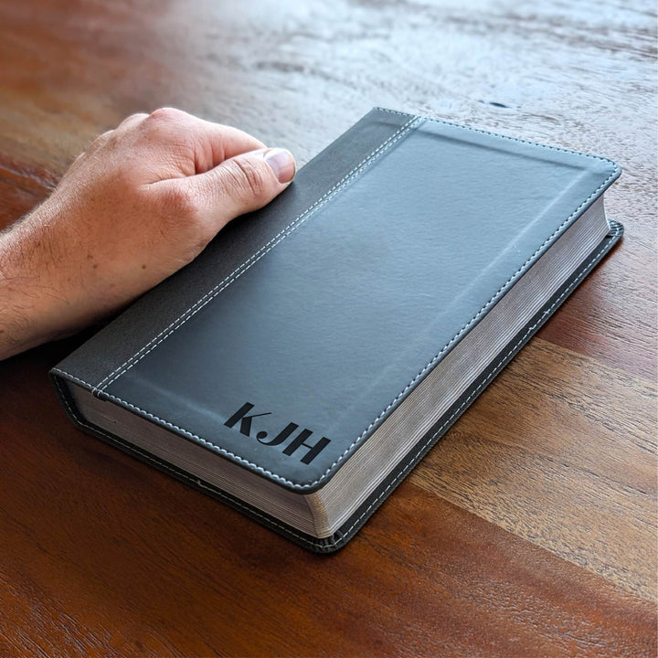 Biblia NVI tamaño personal personalizada – Letra grande, marrón | Hombre de fe